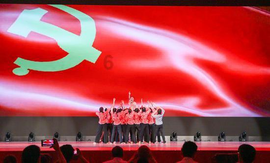 宁夏石嘴山市平罗工业园区总工会组织会员看电影迎新年
